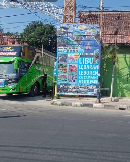 Rombongan Bus Pondok Pesantren Nurul Quran Kraksaan Probolinggo Setelah Kunjungan ke Sampang Water Park