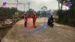 PT Sino Road And The Bridge Group Selalu Giat Dalam Membersihkan Ruas Jalan Yang Dilintasi Kendaraan Proyek Tol Panimbang-Serang