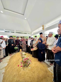 Proses Pemakaman Almarhumah Hj. Mimin Hariyati, Istri Mantan Bupati Sampang Diwarnai Rasa Kehilangan Mendalam