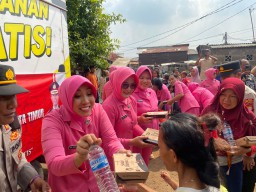 Bakti Sosial Polres Metro Jakarta Timur Bersama Bhayangkari Bagikan Nasi Kotak ke Warga 