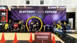 United E-Motor Luncurkan Motor Listrik Dengan Box Niaga Pertama Untuk Support UMKM di IIMS Surabaya