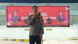Kepedulian Polisi Bagikan Ratusan Paket Nasi Kotak di Terbus Pulogebang Cakung