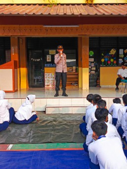 Cegah Kenakalan Remaja dan Bahaya Narkoba, Polsek Ciracas Binluh ke Sekolah