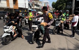 "Jumat Berkah" Polsek Simokerto Bagikan 200 Nasi Kotak Kepada Masyarakat 