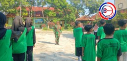 Bentuk Disiplin Sejak Dini Babinsa Nangkaan Latih Siswa SMP Negeri 06 Bondowoso Peraturan Baris Berbaris
