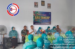 Manfaatkan Lahan Sempit, Babinsa Koramil 01 Bondowoso Bersama PKK Taman Sari Tanam Cabai Serentak