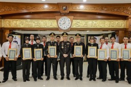 Hari Lahir Pancasila Kapolda Jatim Beri Penghargaan Untuk 120 Anggota Berprestasi