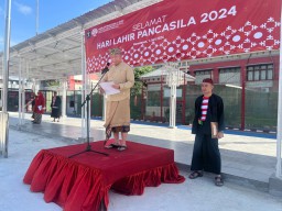 Dengan Mengenakan Pakaian Adat Nusantara, Lapas Narkotika Kelas IIA Pamekasan Kanwil Kemenkumham Jatim Menggelar Upacara Hari Lahir Pancasila