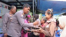 Ratusan Paket Makanan Nasi Kotak Polisi Bagikan Kepada Warga Gembrong, Masyarakat Ucapkan Syukur dan Terimakasih