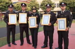 Hari Lahir Pancasila, Lima Anggota Seksi Humas Polres Bangkalan Terima Penghargaan SPIT dari Kapolda Jatim