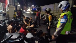 Mengantisiapsi Tawuran dan Kejahatan Malam, Polisi di Ciracas Susuri Lorong-lorong Pemukiman Warga