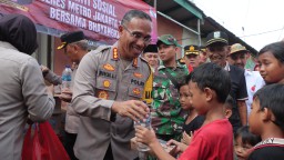 Kapolres Metro Jakarta Timur Bersama Bhayangkari Bakti Sosial Dengan Bagikan Makanan Gratis Kepada Warga Masyarakat