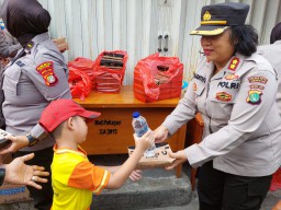Polwan Polres Metro Jakarta Timur Lakukan Patroli Sambil Membagikan Makanan Kepada Warga Kurang Mampu