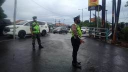 Satlantas Polres Tanjung Perak Tingkatkan Keselamatan Melalui Pengaturan Lalu Lintas Pagi dan Sore Hari