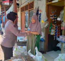 Menyisir Permukiman Padat, Polwan Polres Metro Jakarta Timur Bagikan Makanan Gratis ke Warga Kelurahan Lubang Buaya