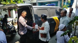 Jumat Peduli Polsek Cakung Membagikan Snack dan Air Mineral Kepada Jamaah Sholat Jumat