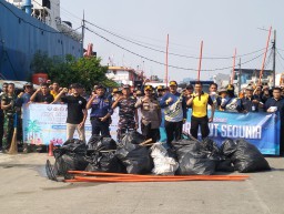 Aksi Bersih Pantai dan Laut di Dermaga Kepiting PPSNJZ Pelabuhan Muara Baru Dalam Rangka Hari Laut Sedunia