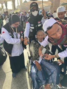Kisah Polwan Bantu Jemaah Haji Saat Cuaca Panas di Arab Saudi
