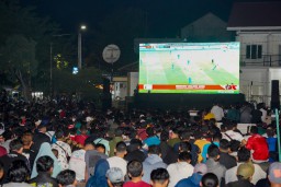 Polres Pasuruan Kota Titip Pesan Pilkada Damai Dalam Nobar Indonesia Lawan Filipina