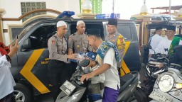 Berkah Solat Jumat, Anggota Polsek Cakung Bagikan Snack dan Air Mineral Kepada Jemaah Masjid Jami Al Hafadzhoh