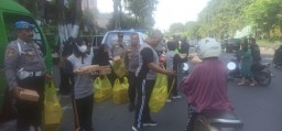 Polsek Simokerto Kembali Bagikan 200 Nasi Kotak ke Masyarakat di Depan ITC Mall