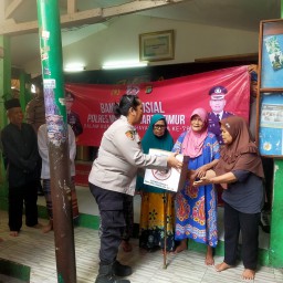 Polisi Berikan Bantuan Sosial Kepada Warga Slum Area Dalam Rangkaian HUT Bhayangkara ke 78 di Matraman Jakarta Timur