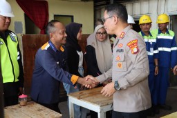 Jum'at Curhat Polres Pelabuhan Tanjung Priok Bersama Karyawan dan Karyawati Terminal Peti Kemas Koja
