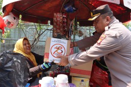 Pendistribusian Bansos Dalam Rangka Hari Bhayangkara ke-78 di Wilayah Polres Pelabuhan Tanjung Priok