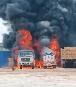 Gudang Penyimpanan Tangki BBM Milik PT Sino Road And Bridge Group Pemilik Tender Proyek Tol Serang-Panimbang Terbakar