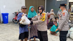 Kepedulian Polisi, Bagikan Sembako Kepada Kaum Dhuafa dan Pemulung di Kramatjati