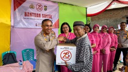 Sambut HUT Bhayangkara ke-78 Polres Metro Jakarta Timur Bagikan Ratusan Bingkisan Kepada Warga Duren Sawit