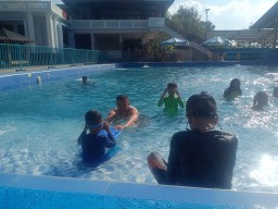 Keluarga Edi Suwandi Mengisi Liburan Sekolah, Pilih Sampang Water Park Sebagai Tujuan Wisata Favorit