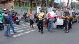 Polsek Simokerto Patroli Antisipasi Kejahatan Sambil Bagikan 200 Nasi Kotak ke Masyarakat 