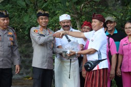 Kapolres Karangasem Tebar 2000 Benih Ikan Nila dalam Rangka HUT Bhayangkara ke-78