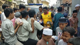 Peduli dan Berbagi Makanan Kepada Jemaah Sholat Jumat Dalam Jumat Berkah Polsek Cakung