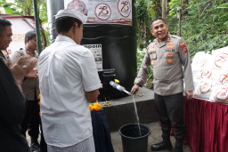 Kapolres Klungkung Tandatangani Prasasti Pengadaan Air Bersih dan Serahkan Paket Sembako