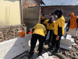 Tak Mau Ketinggalan, Anggota Polwan Polres Nganjuk Turut Andil Dalam Program Bedah Rumah