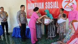 Polres Nganjuk Bersama Pengurus Bhayangkari Cabang Nganjuk Bagikan Bansos Untuk Warga Kurang Mampu
