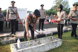 Kenang dan Hargai Jasa Pahlawan, Jelang Hari Bhayangkara ke-78, Polres Bangkalan Berziarah ke Makam Pahlawan