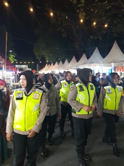 Polres Nganjuk Libatkan Tim Patroli Polwan Dalam Pengamanan Pesta Rakyat dan Bazar UMKM