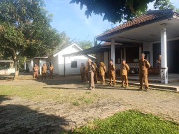 Apel Koordinasi di Halaman Kantor Kecamatan Cibaliung Dipimpin Oleh Kepala UPT Puskesmas Hj. Iyot dan Plt Camat Cibaliung