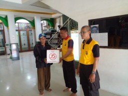 HUT Bhayangkara ke 78, Kapolsek Pulogadung Berikan Bantuan Sosial Kepada DKM Mesjid Jami Assalafiah