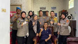 HUT Bhayangkara ke - 78, Polres Metro Jaktim Anjangsana ke Anggota Yang Sakit Menahun