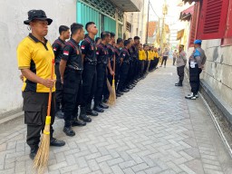 Polisi di Surabaya Bersihkan Klenteng Berikan Cek Kesehatan dan Obat Gratis Serta Bagikan 50 Paket Sembako ke Masyarakat 