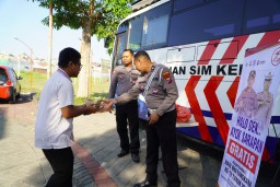 Satlantas Polres Gresik Bagikan Sarapan Gratis kepada Pemohon SIM Keliling Dalam Rangka Hari Jadi Bhayangkara ke-78
