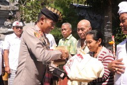 Polres Karangasem Lanjutkan Rangkaian Bakti Sosial Hari Bhayangkara ke-78 Dengan Pembagian Sembako