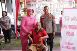 Polres Klungkung Gelar Bakti Kesehatan Pengobatan Gratis Lansia Serta Serahkan Alat Bantu dan Sembako