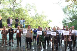 HUT Bhayangkara ke 78, Peduli Lingkungan, Polres Bangkalan Bersama Forkopimda Gelar Bakti Sosial Tanam 1000 Pohon Mangrove