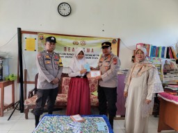Polri Peduli: Dalam Rangka HUT Bhayangkara ke-78, Polsek Cimanggu Berikan Bantuan kepada Siswa SDN Waringin kurung 3
