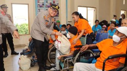 Polresta Denpasar Lakukan Bakti Kesehatan dan Bagi Sembako di Yayasan Bunga Bali di Hari Bhayangkara ke-78